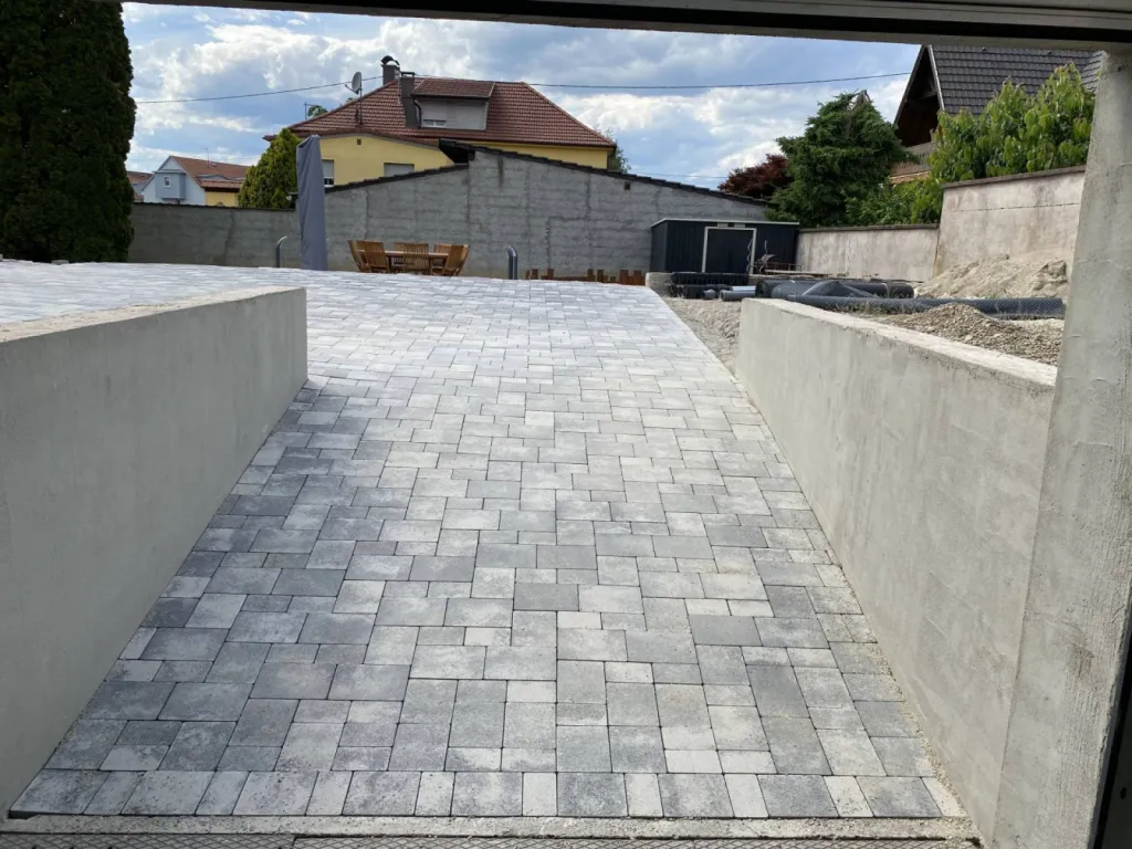 Descente de garage en pavé d'une maison à Strasbourg CLK 
