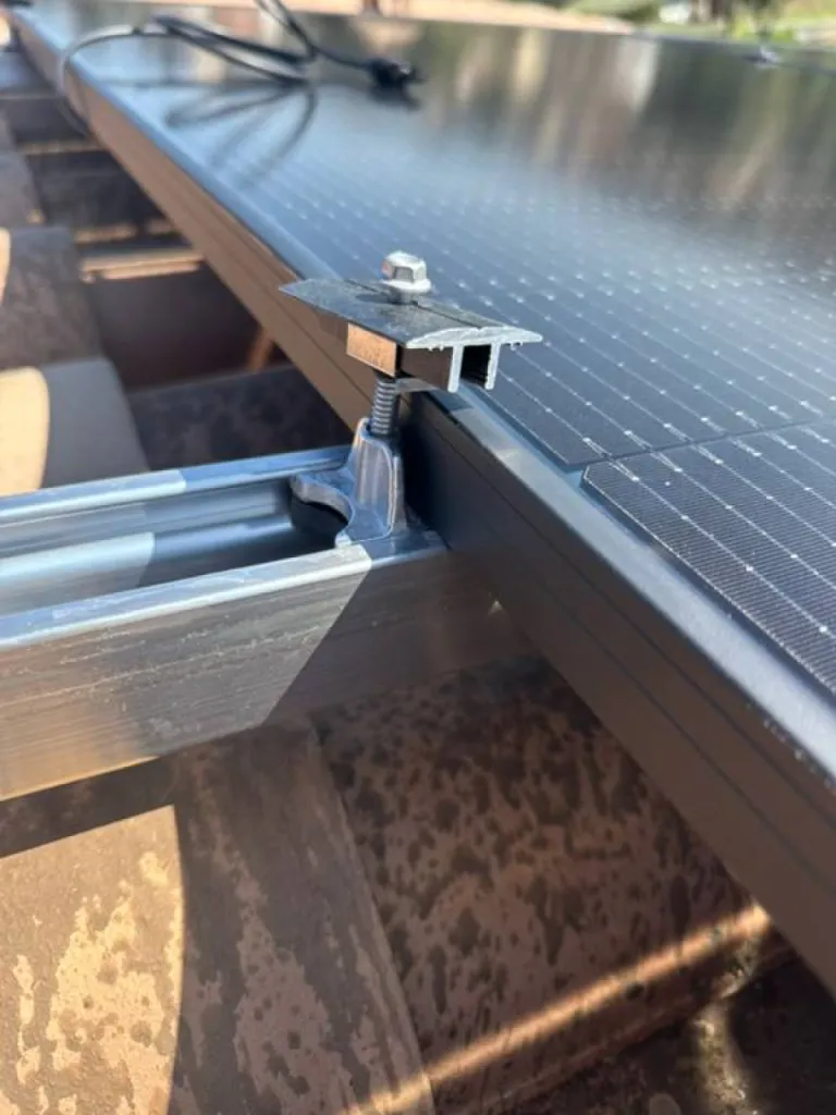 Pose de panneaux photovoltaïques 9kwc sur un structure acier Novotegra à partir de 7 990€ 