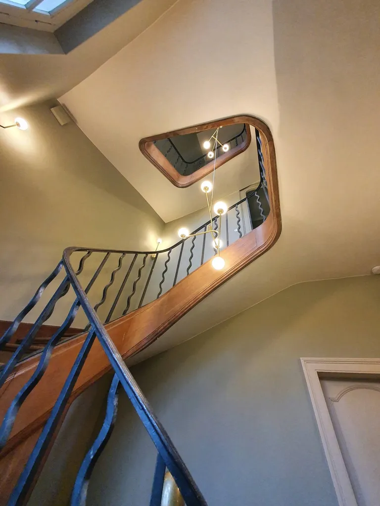 entoilage en toile lisse des murs et mise en peinture de la cage d' escalier avec la marque ARGILE peinture bioressourcée