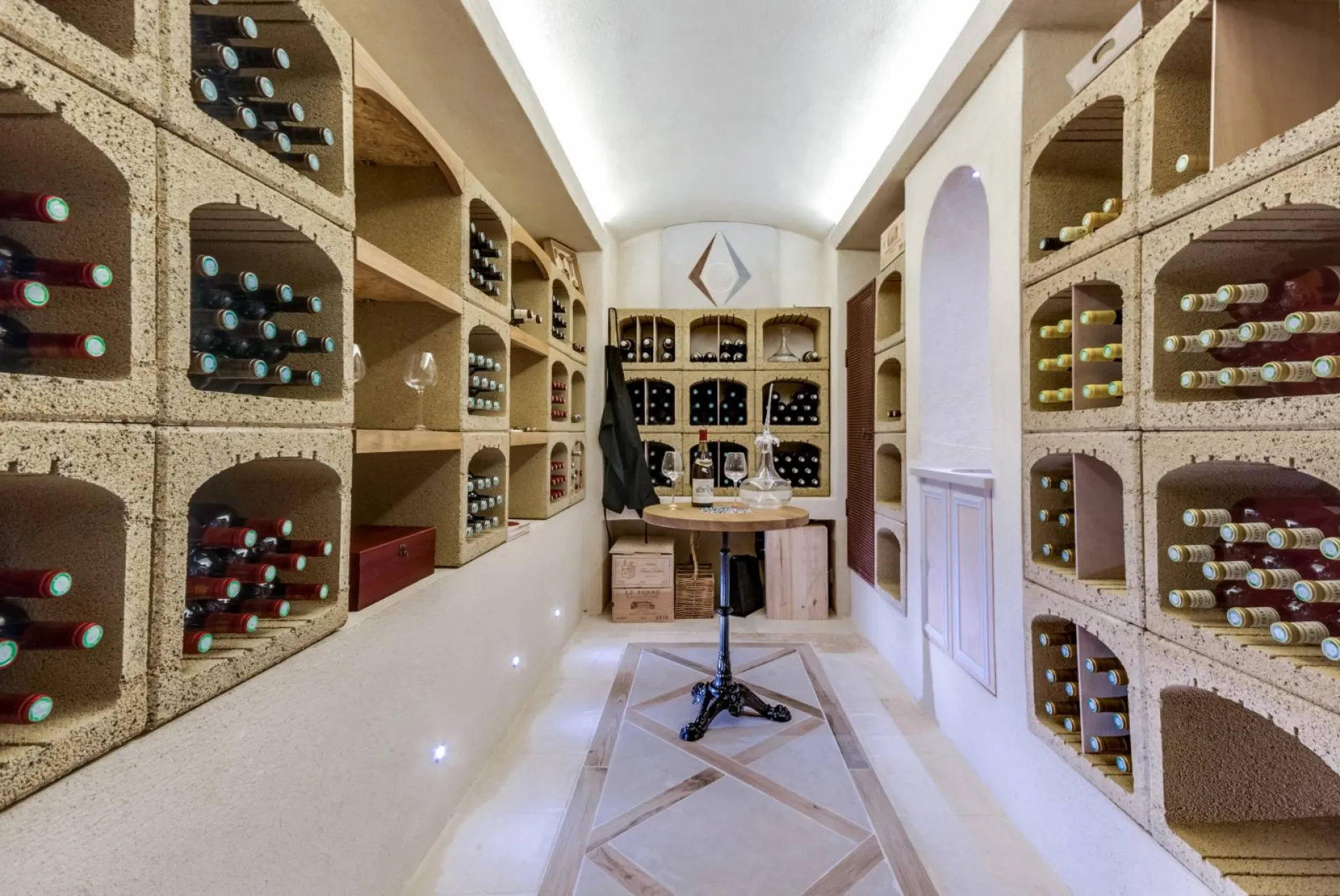 Création d'une cave à vin complète dans le sous-sol d'une maison de famille dans le Var par Inspirations d'intérieurs