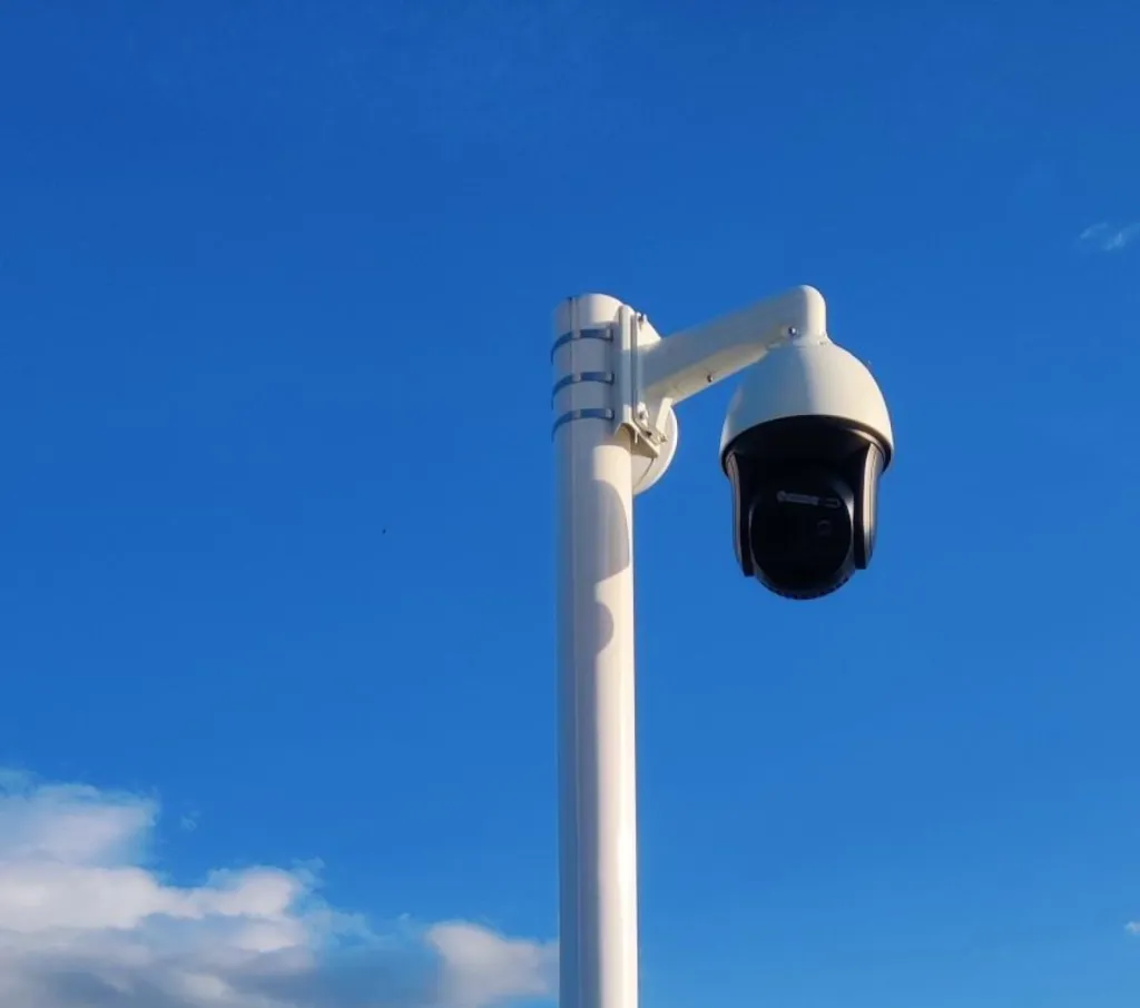 Mise en place d'un système de détection incendie avec analyse d'image par caméra thermique HIKVISION à Belleville en Beaujolais pour surveiller des panneaux solaires sur un entrepôt Mise en place d'un système de détection incendie avec analyse d'image par caméra thermique HIKVISION à Belleville en Beaujolais pour surveiller des panneaux solaires sur un entrepôt