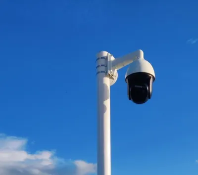 Mise en place d'un système de détection incendie avec analyse d'image par caméra thermique HIKVISION à Belleville en Beaujolais pour surveiller des panneaux solaires sur un entrepôt