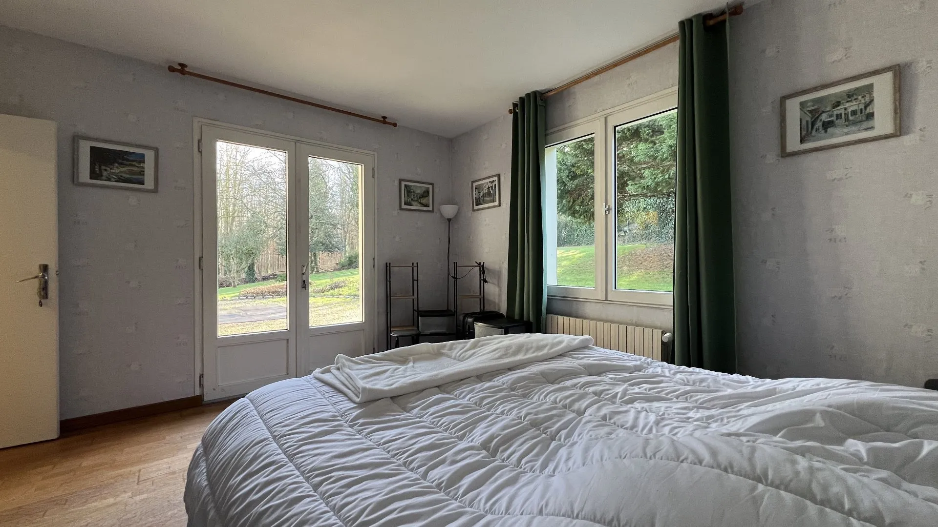 Maison d'Architecte, située à pont-et-Marais de 197 m², Parc paysager de 2 552 m² avec bois privatif