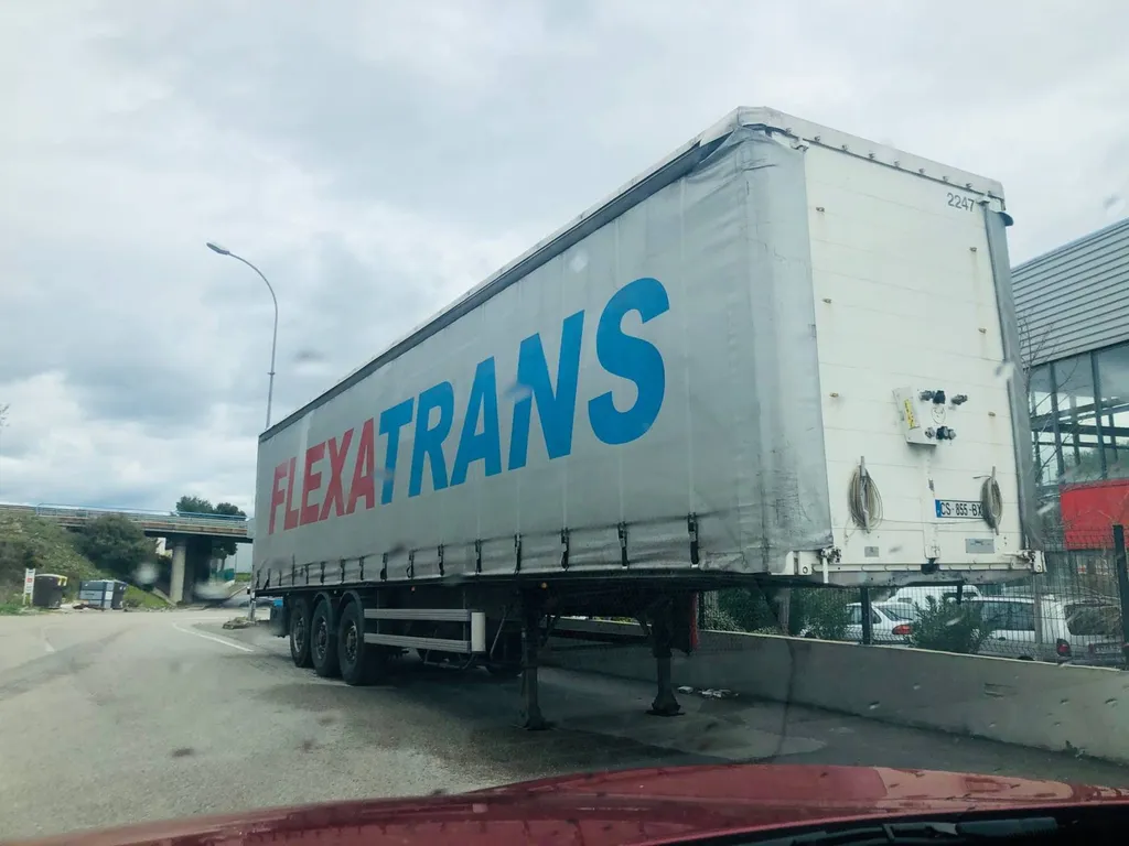 Poids lourd de Flexatrans en cours de livraison