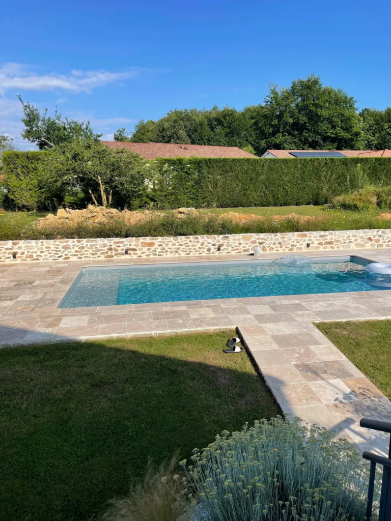 Terrasse en Pierre Naturelle, dallage, dalle, carrelage, pavé, margelle de piscine : Élégance, Authenticité et Durabilité – FRANCEPIERRE