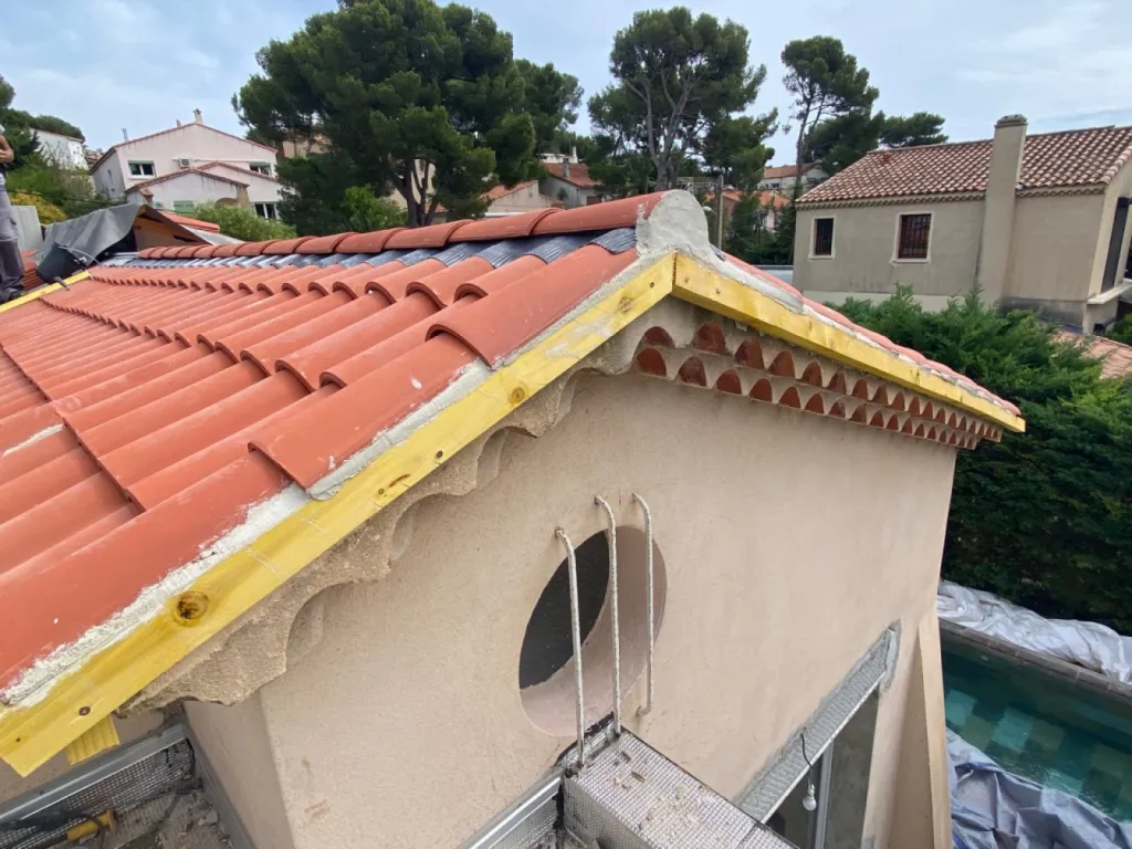 pose rive ciment avec tuile canal rouge sur martigues