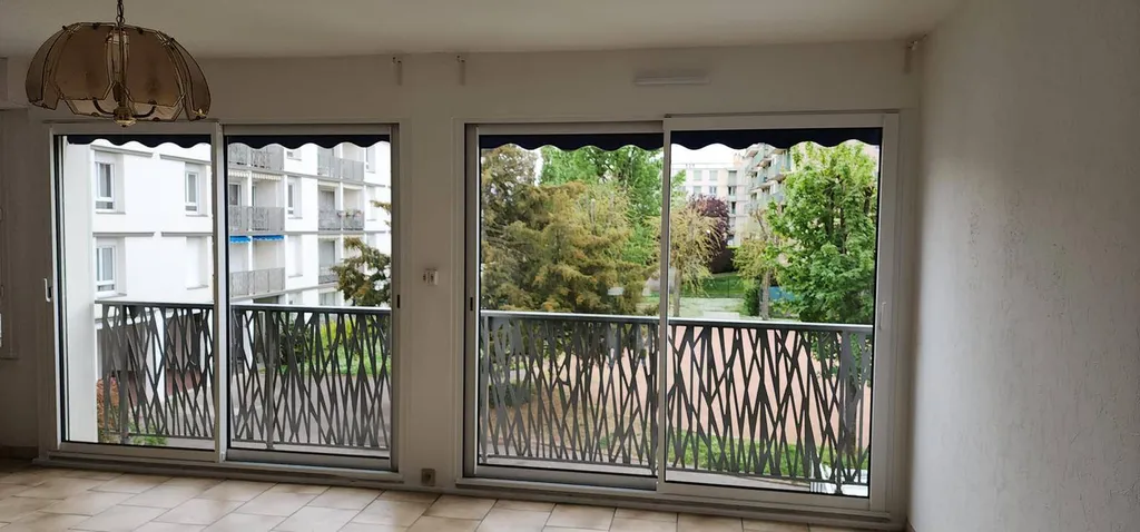 Installation de baies vitrées en remplacement d’anciennes portes acier à Oullins