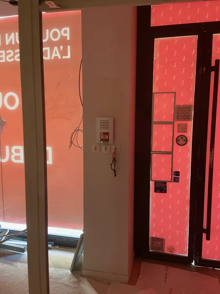 Expert électricien à Eygalières pour l'installation d'alarmes incendie de type 4, pose de coffrets bris de glace, sirènes d'évacuation et mise en conformité sécurité ERP.