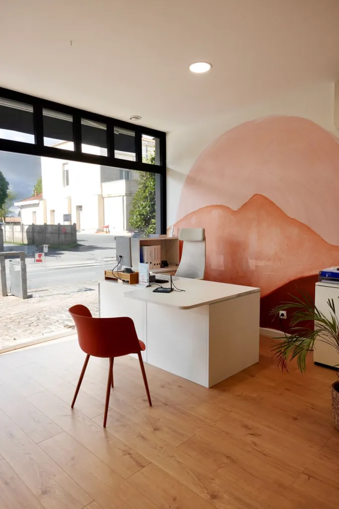 Salle d’attente lumineuse et accueillante pensée pour le confort des patients, par l'Atelier D, architecte d'intérieur à Bordeaux