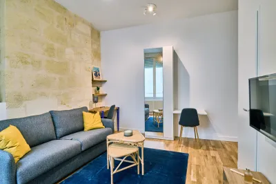 Ravalement de la pierre bordelaise dans un studio à Bordeaux