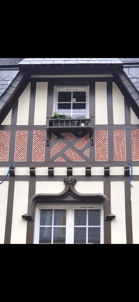Rénovation de ravalement de colombages avec imitation briques à Deauville Trouville près de Caen