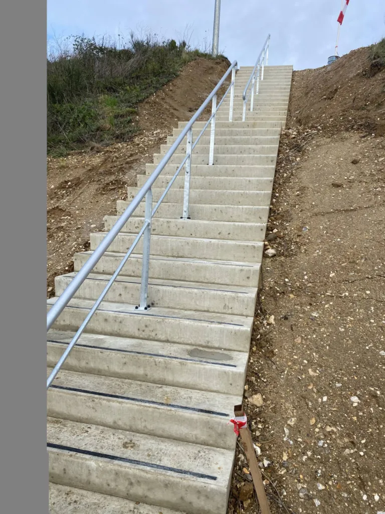 Installation d'une main courante en acier sur mesure à Cléon 76