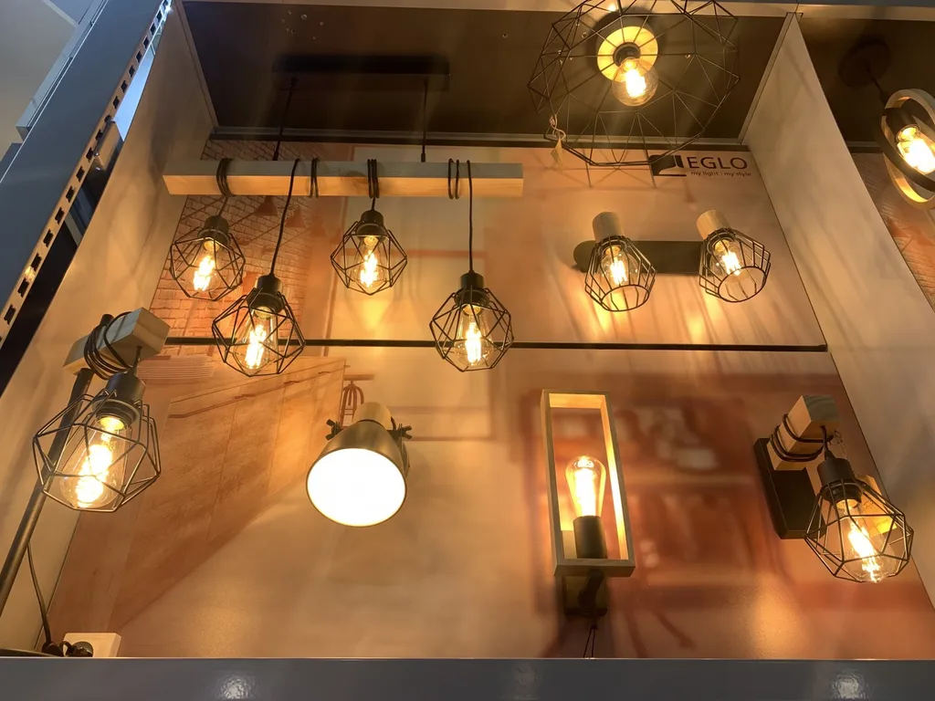 Vente de luminaires en magasin de bricolage et de décoration