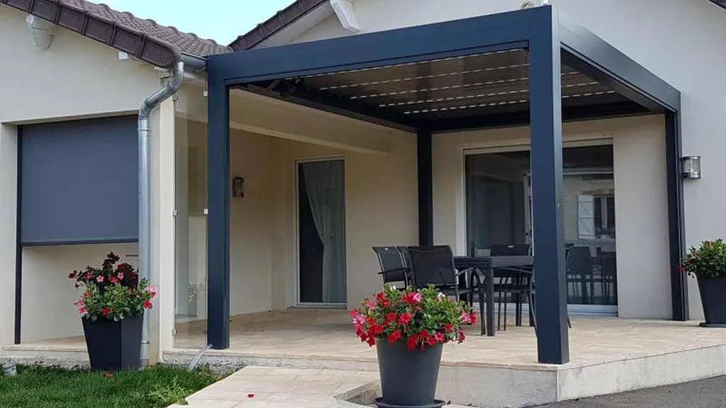 Construction d’une pergola bioclimatique contemporaine à lames orientables à Sausset les Pins
