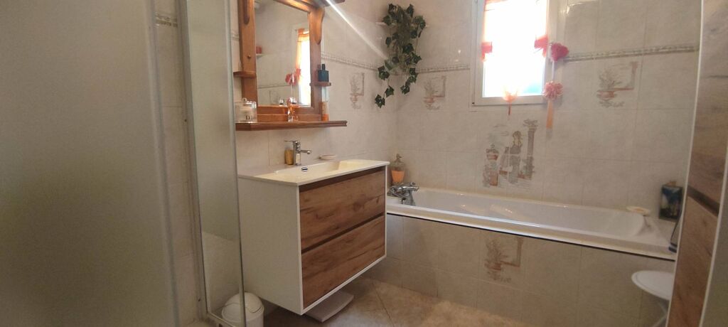 A vendre, dans un cadre paisible à LA CROISILLE (27190), Maison de plain-pied parfaitement entretenue et  sans vis-à-vis.