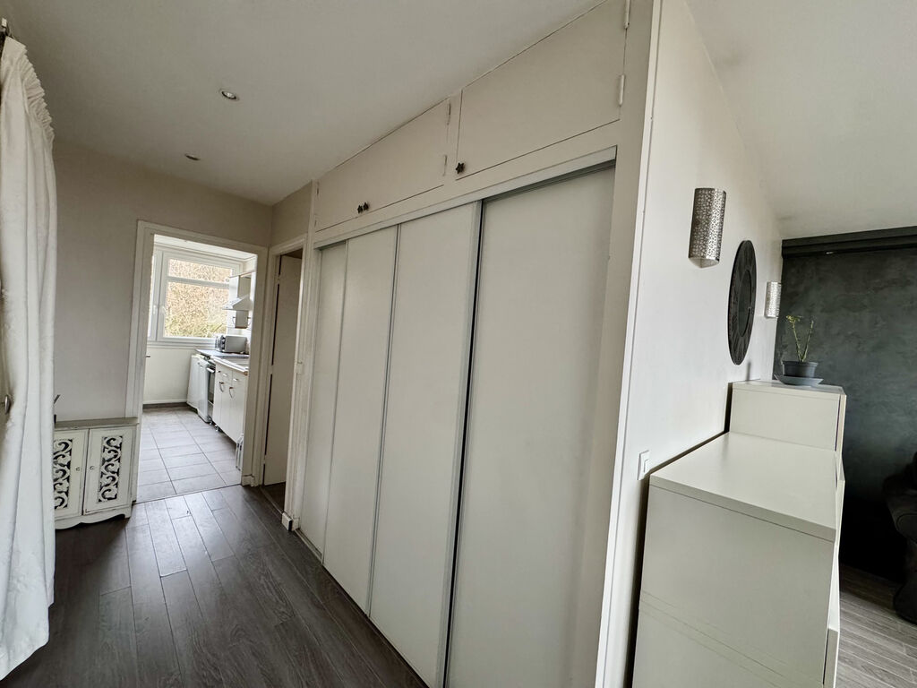 Location Le Pecq d'un appartement meublé, balcon une vue dégagée un gardien, ascenseur