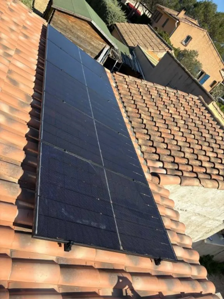 Pose de panneaux photovoltaïques sur une toiture de maison à Cuges les Pins à côté de Gemenos