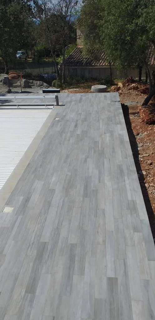 Construction d'une piscine avec local technique et terrasse sur mesure sur St Maximin