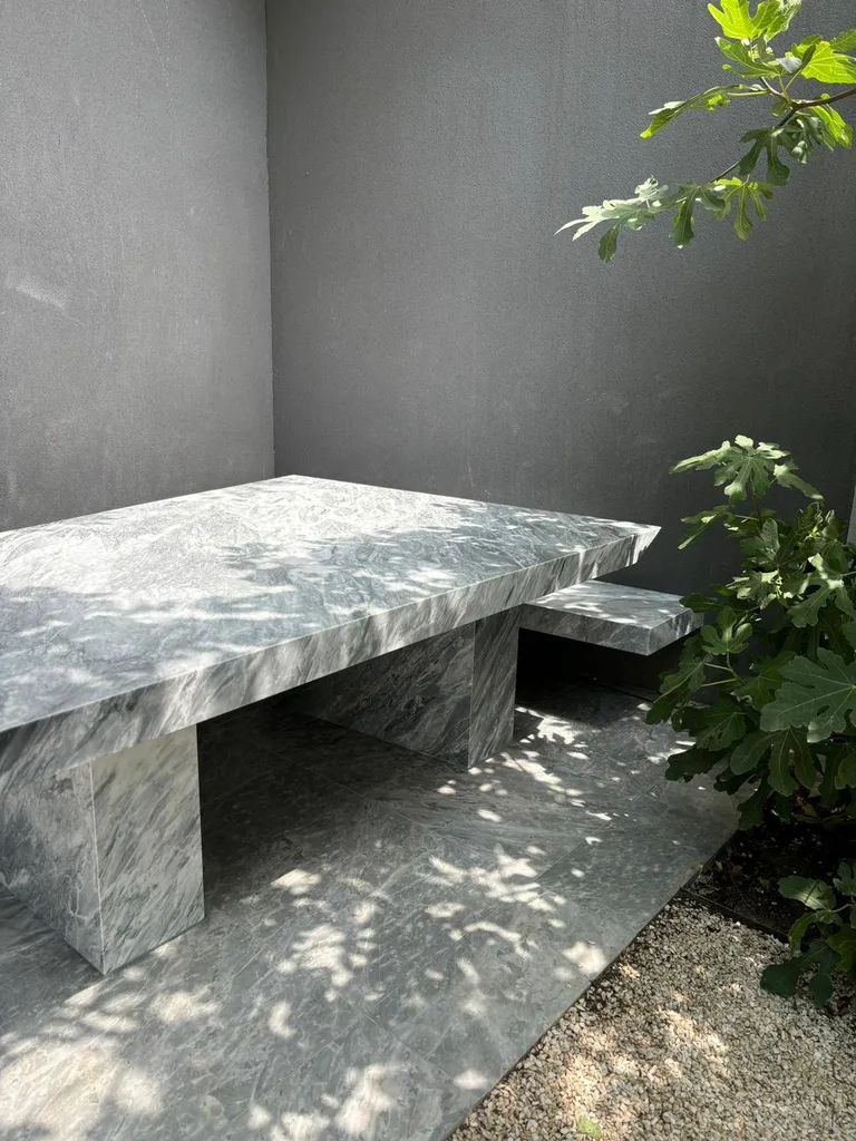 Table et ses banquette sur-mesure en marbre Bardiglio à Eygalières 