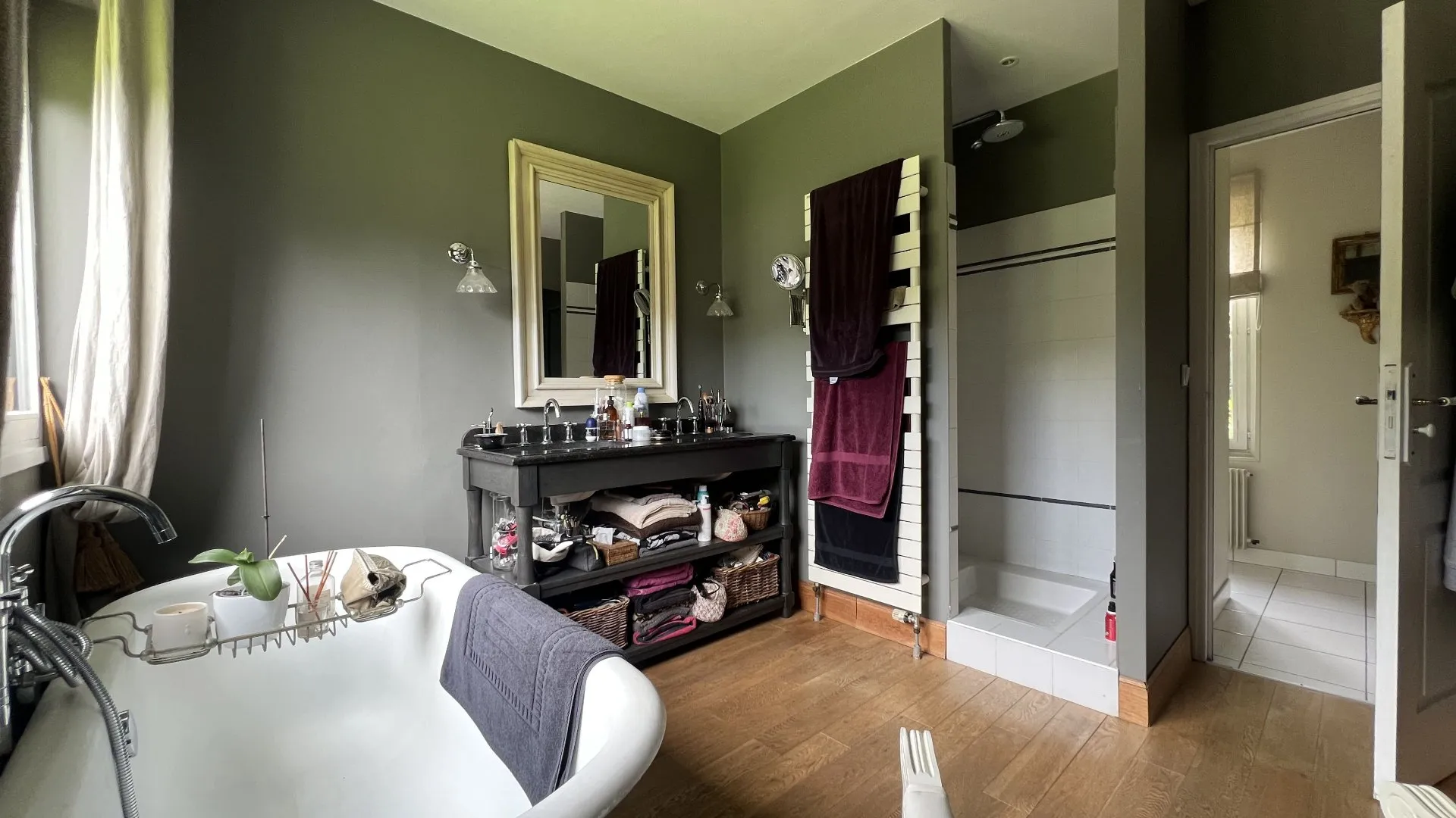 A vendre Authentique demeure normande 260m² issue de deux longères, 5 chambres, dépendances et jardin paysager 3400m², environnement privilégié proche Blangy-sur-Bresle 76340.