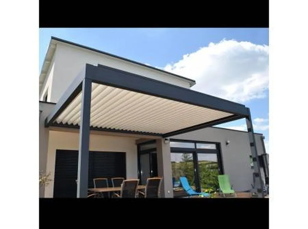 pose d'une pergola bioclimatique adossé pour terrasse à pommiers proche de Villefranche sur Saône