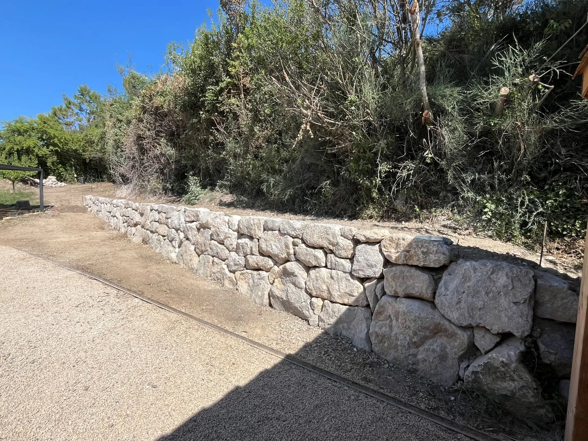 Enochement paysager pour stabiliser un talus à Eguilles (13510) dans les bouches du rhône