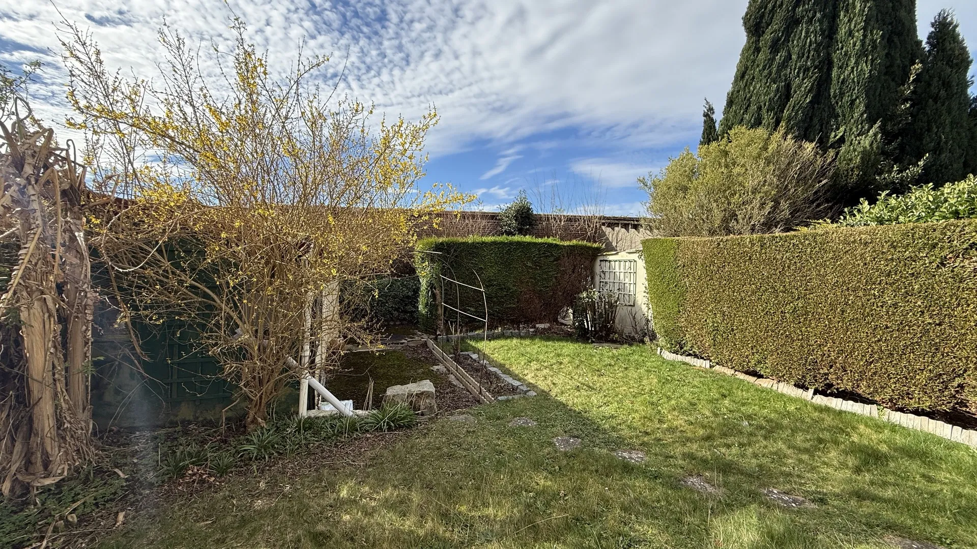 Le sous-sol et les combles offrent un potentiel de stockage intéressant pour cette maison avec dépendances à vendre à Dieppe.