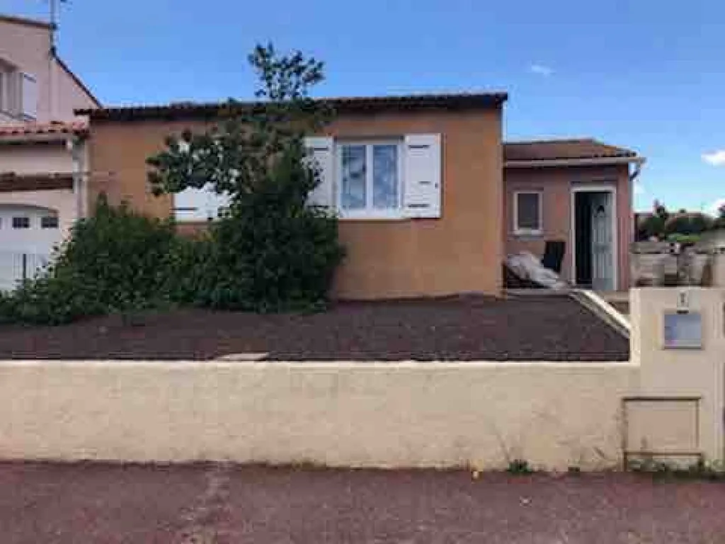 Facade en pierre taillée à Saint-Estève près de Perpignan dans les Pyrénées Orientales