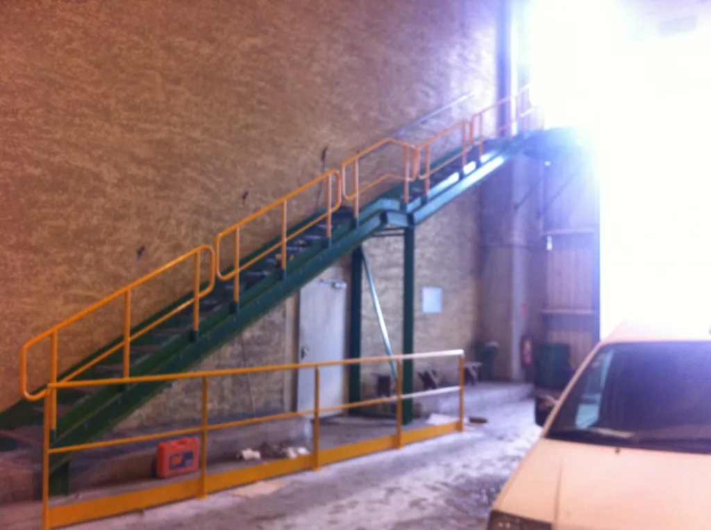REALISATION SUIVANT PLAN ESCALIER INDUSTRIEL AVEC GARDE CORPS DE SECURITE ISTRES 13