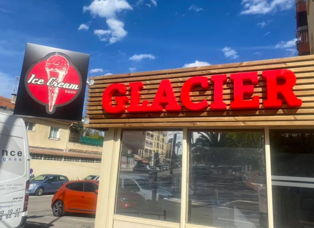 Fabrication d'une enseigne publicitaire en lettre découpées dans les Bouches du Rhône
