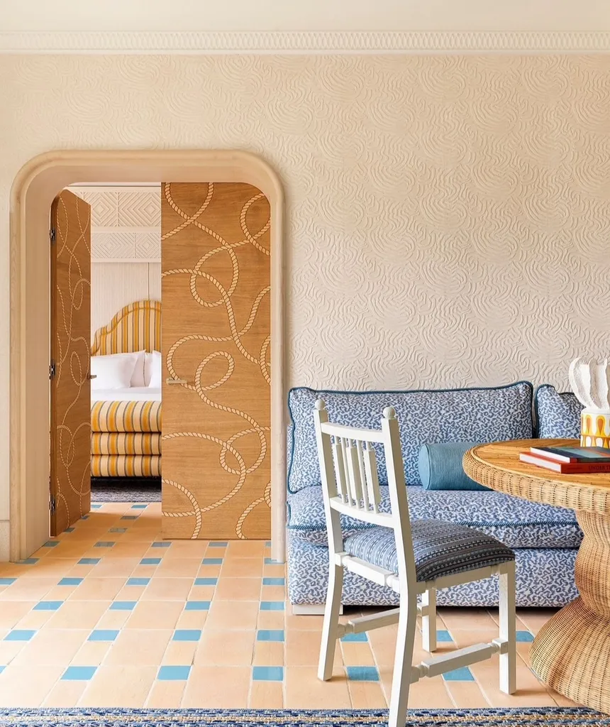 Rénovation de l' HOTEL LE BYBLOS, HOTEL 5 étoiles à Saint Tropez, création sur mesure des enduit muraux TERRE DU MONDE à l'initiative de l'architecte LAURA GONZALEZ