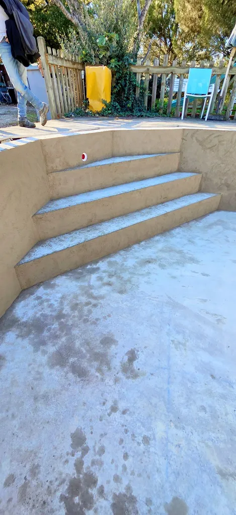Réalisation d'un bâti d'une piscine creusée sur mesure avec création de marches chez un client à Roquesérière en Haute-Garonne