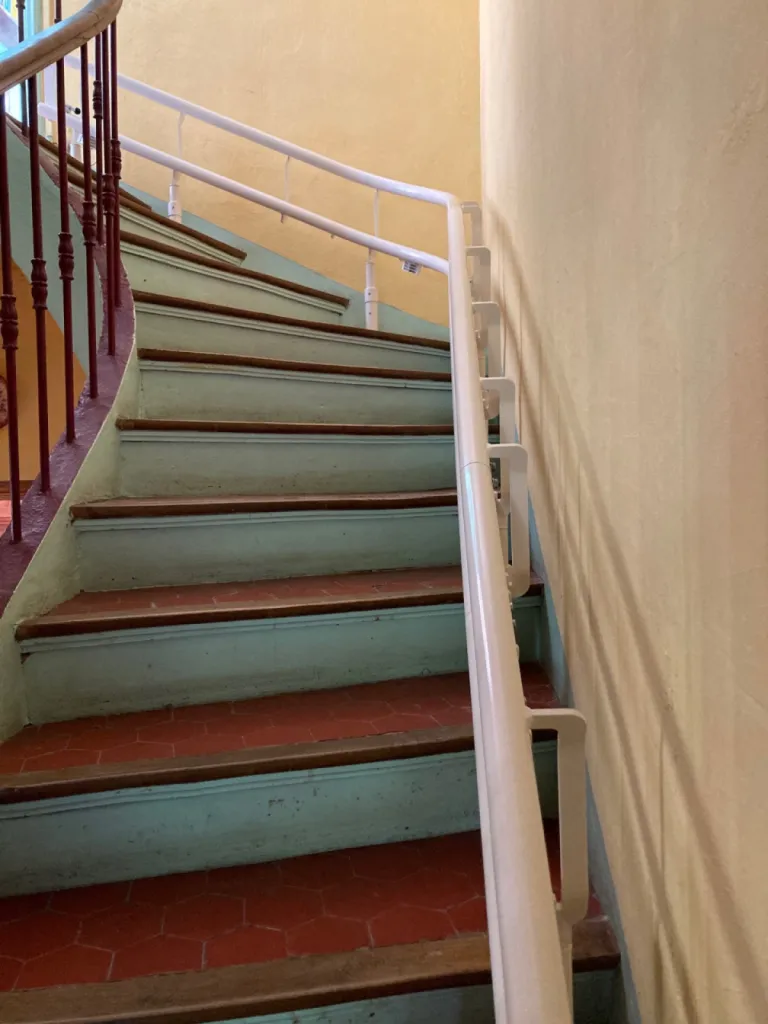 Installation d’un fauteuil monte escalier courbe chez un particulier à Toulon dans le Var