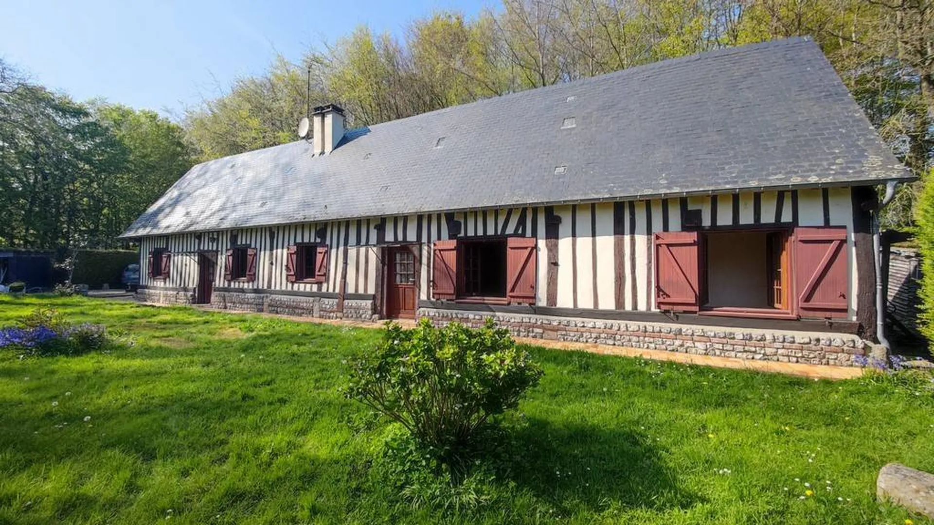 VENDU charmante longère de 95 m² bâtie sur un terrain de 1068 m² paysagés et clos situé à 10 minutes de plages