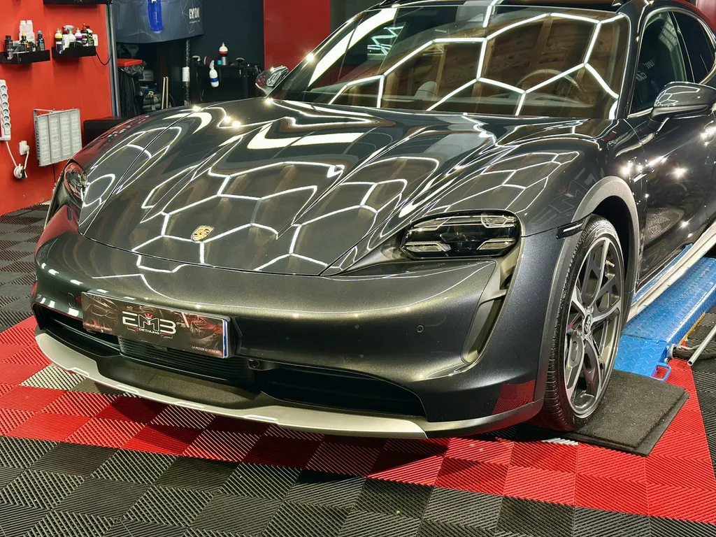 Spécialiste rénovation carrosserie Porsche lyon traitement céramique et film de protection PPF Porsche Taycan