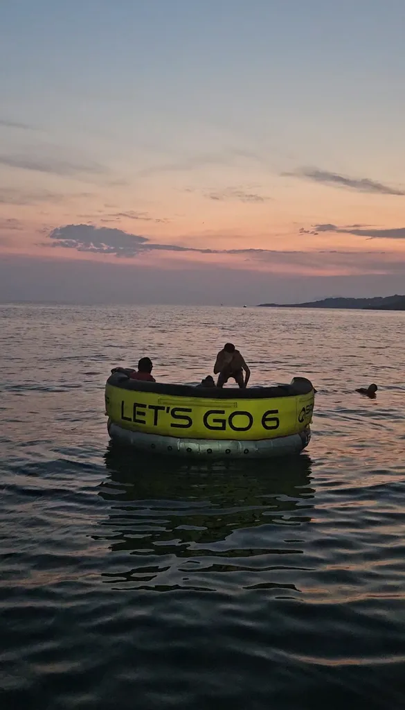 Ou faire un vol en parachute ascensionnel au départ du port de la coudouliere à Six Fours les plages sur un bateau plateforme