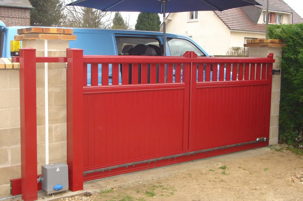 Installation de Portail en aluminium Coulissant Motorisé, Modèle Moderne Coloré Sur-Mesure à Bourgtheroulde dans l'Eure 27 et Bosroumois