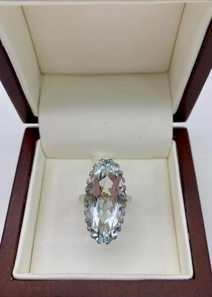 Splendeur Océanique : Sublime Bague Aigue Marine Ovale en Or 18 Carats chez Or Ligne à La Teste en Gironde