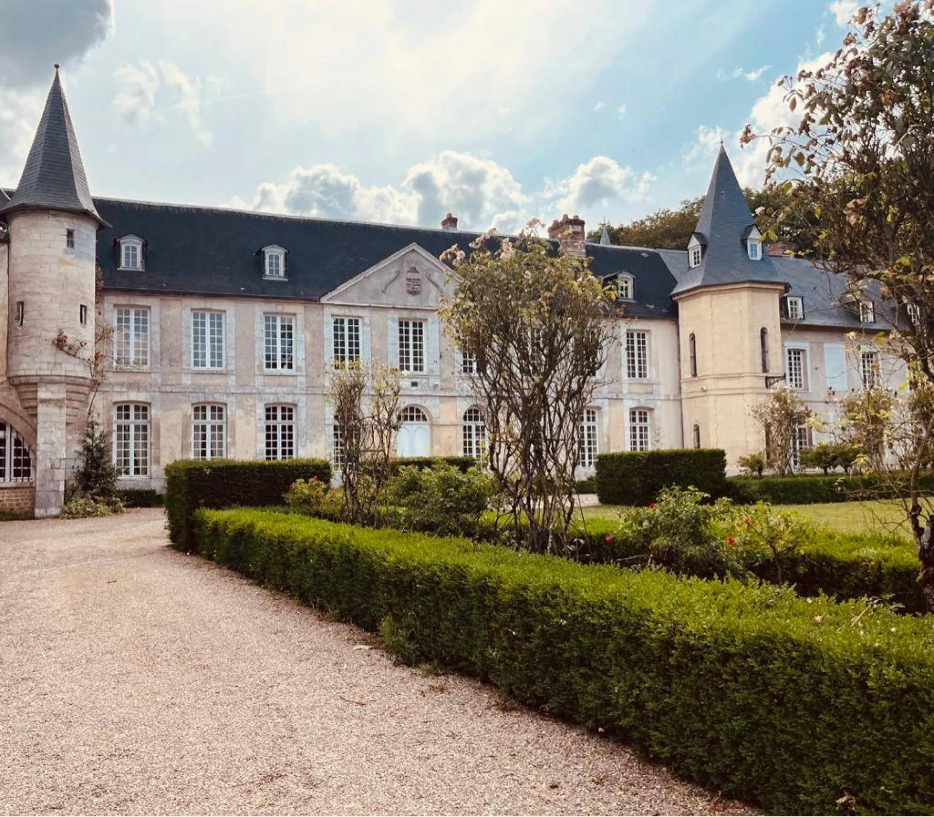 A visiter rapidement château d'une surface habitable de 1400 m² édifié sur un domaine de 40 hectares sur la commune BOUQUELON 27500
