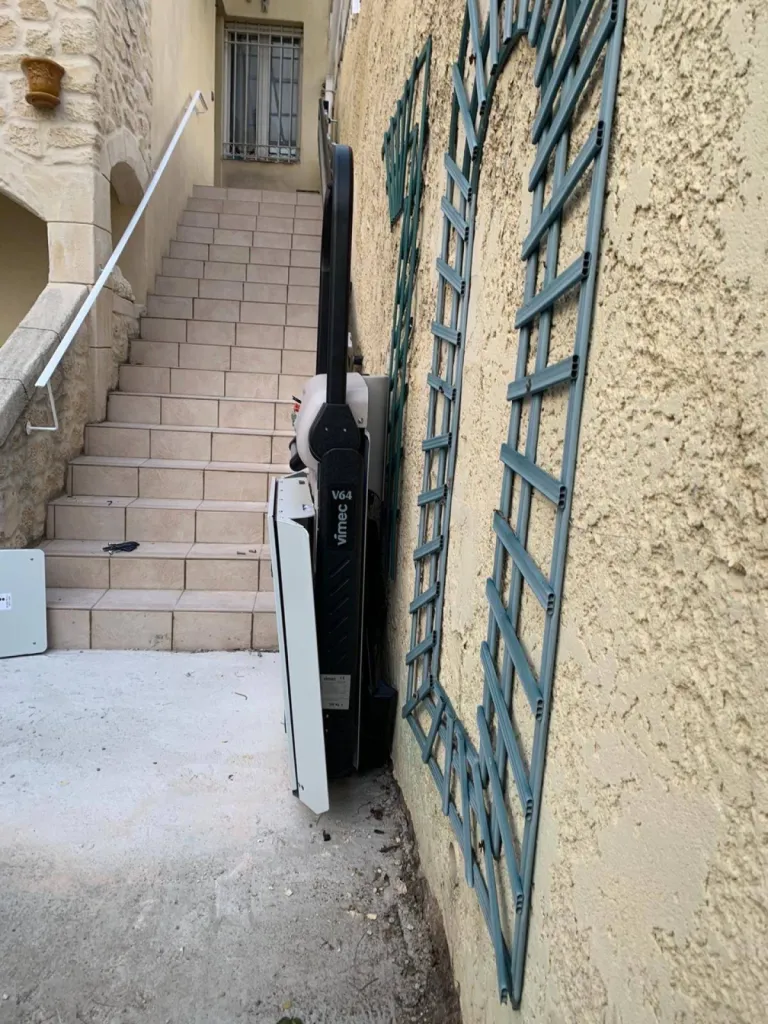 Création d'une accessibilité via une plateforme monte-escalier VIMEC V64 dans un escalier droit à Marseille