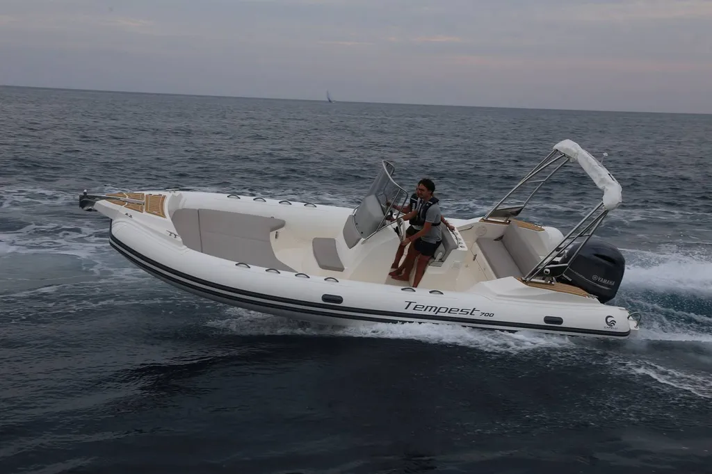 Tempest 700 superbe bateau à vendre sur le port de Bandol dans le Var