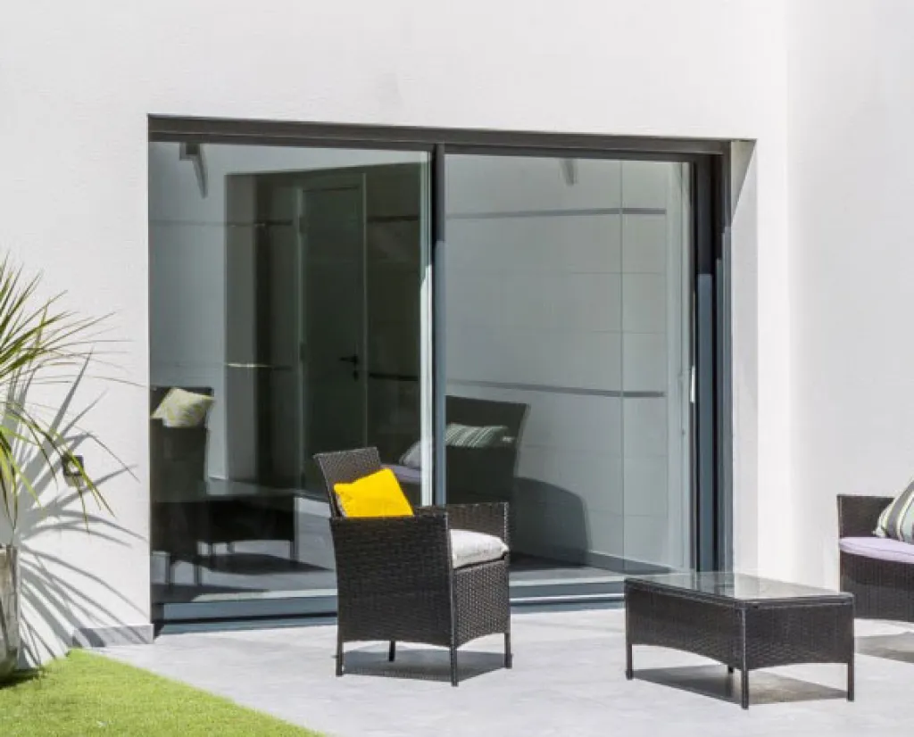 Coulissant en PVC et aluminium de la gamme Coloriance de la marque Bouvet