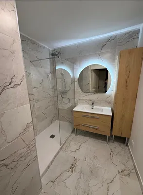 Rénovation de salle de bain moderne avec douche à l’italienne et carrelage effet marbre grand format à Marseille 10 eme 