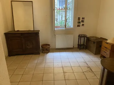 Nettoyage d'un salon squatté pendant l'absence du propriétaire dans un appartement à Lyon dans le Rhône : textiles souillés et excréments