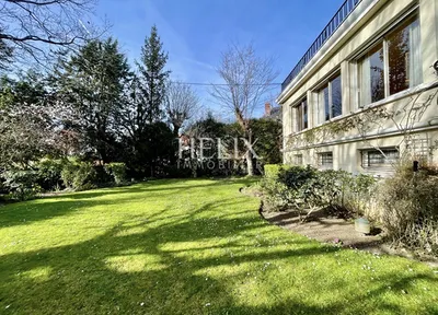 Helix Immobilier vous propose à la vente une charmante maison au Vésinet avec un agréable terrain de 700m²