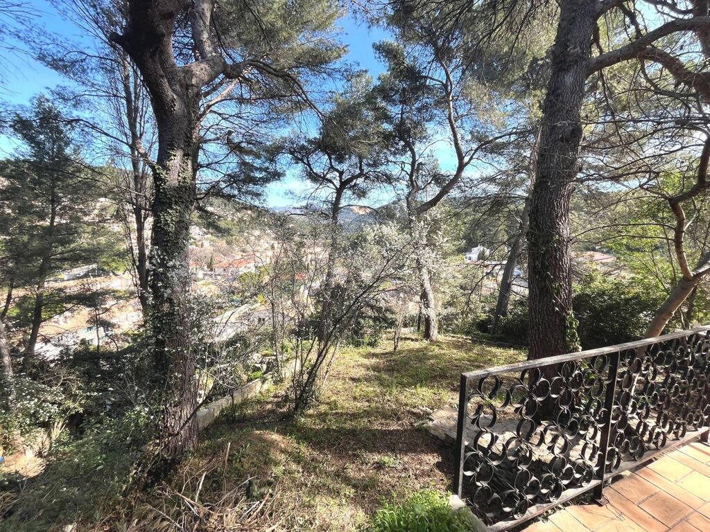 Villa à rénover sur deux niveaux Carnoux en Provence 6 chambres et grand garage