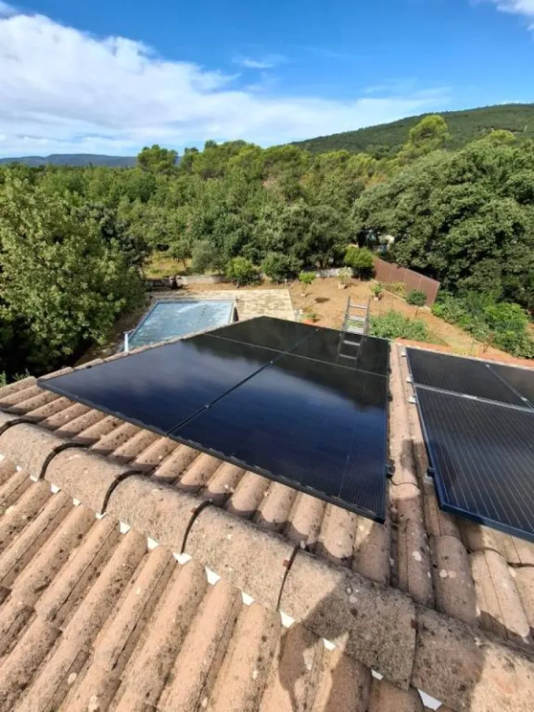 Installation de 4 panneaux solaires supplémentaires plus une batterie de stockage Atmoce pour 9 500€ 