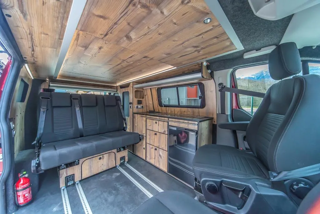 Aménagement intérieur d'un Ford Transit Custom Court sur-mesure à Annecy : van au style chalet alpin pour la Haute-Savoie