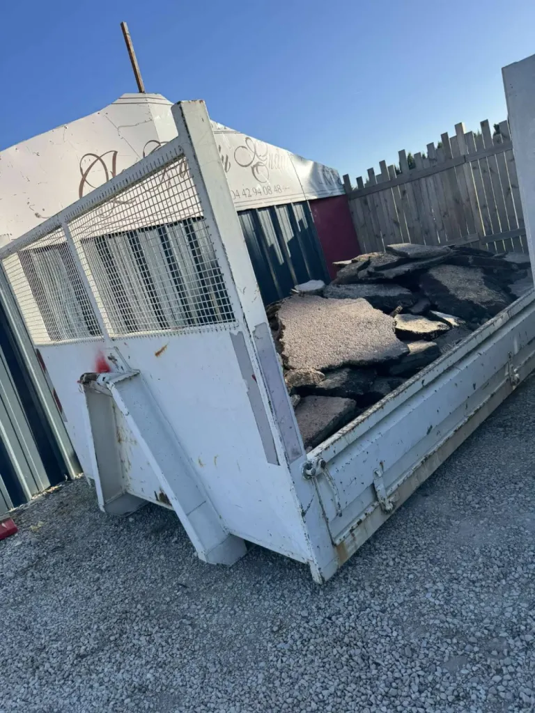 Location benne 4m3 pour goudron suite à une rénovation de route à Brignoles 83170, Draguignan, Toulon, Hyères, La Seyne, Saint-Maximin-la-Sainte-Baume | Mise en déchetterie – tarif à partir de 180 €