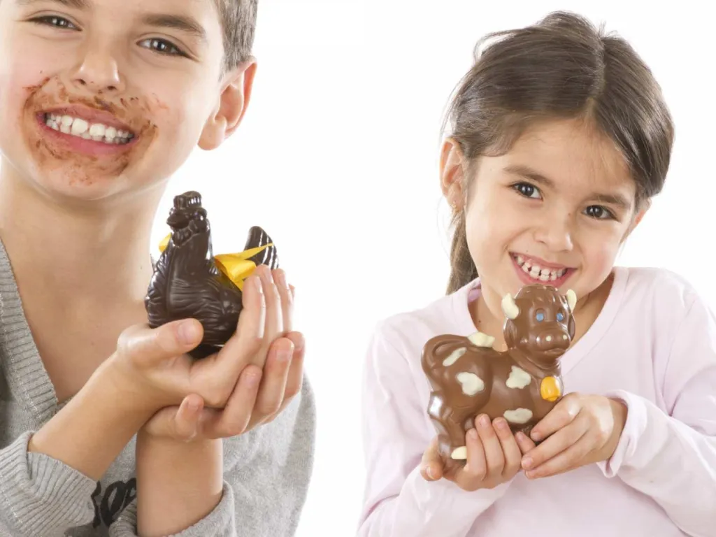 De Marlieu chocolaterie petite fille moulage en chocolat d'une vache petit garçon moulage en chocolat poule